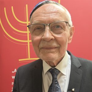 Klaus Wengst, Blickwechselpreisträger 2025, vor der roten BCJ-Wand