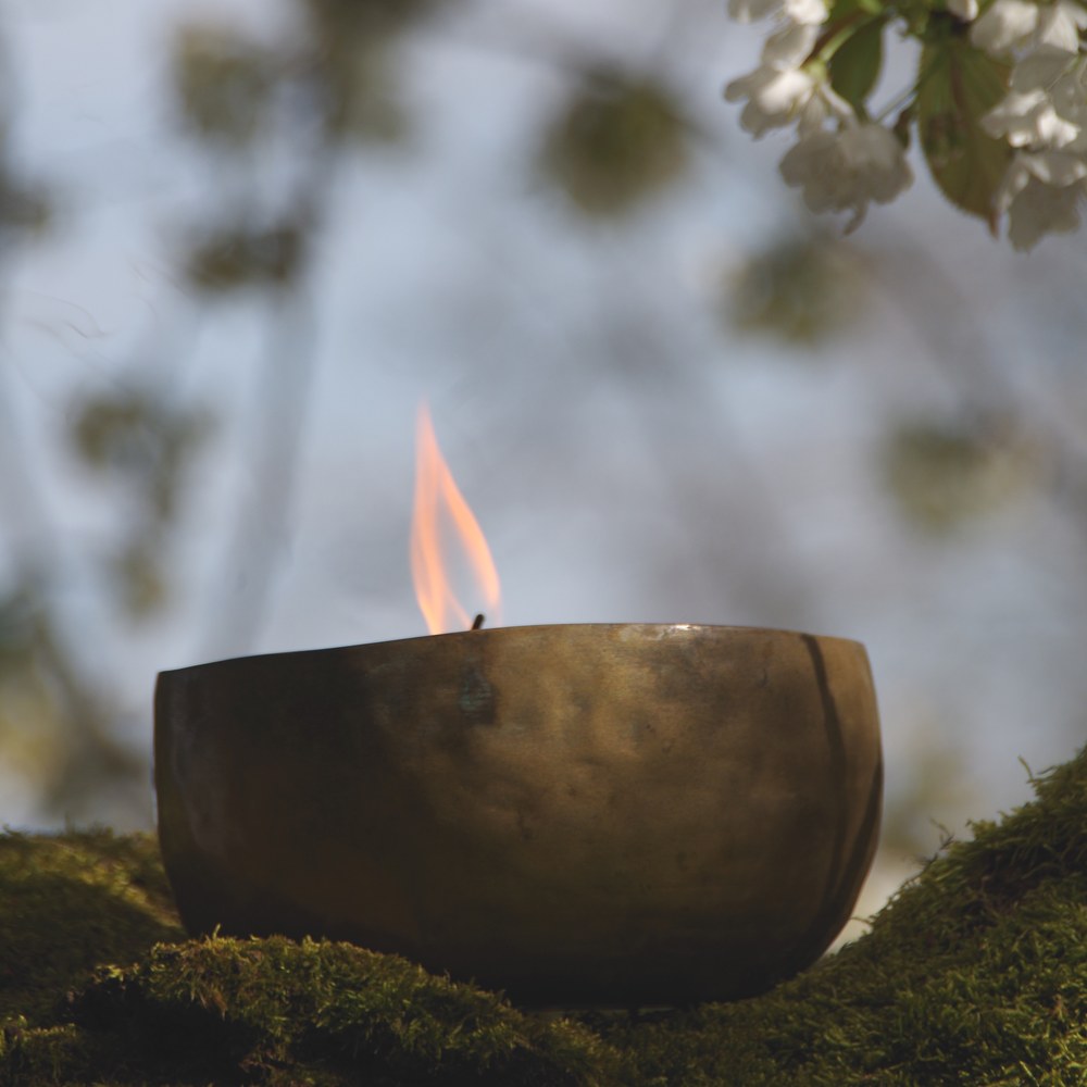 Klangschale mit Flamme – Motiv des Oratorium-Plakats